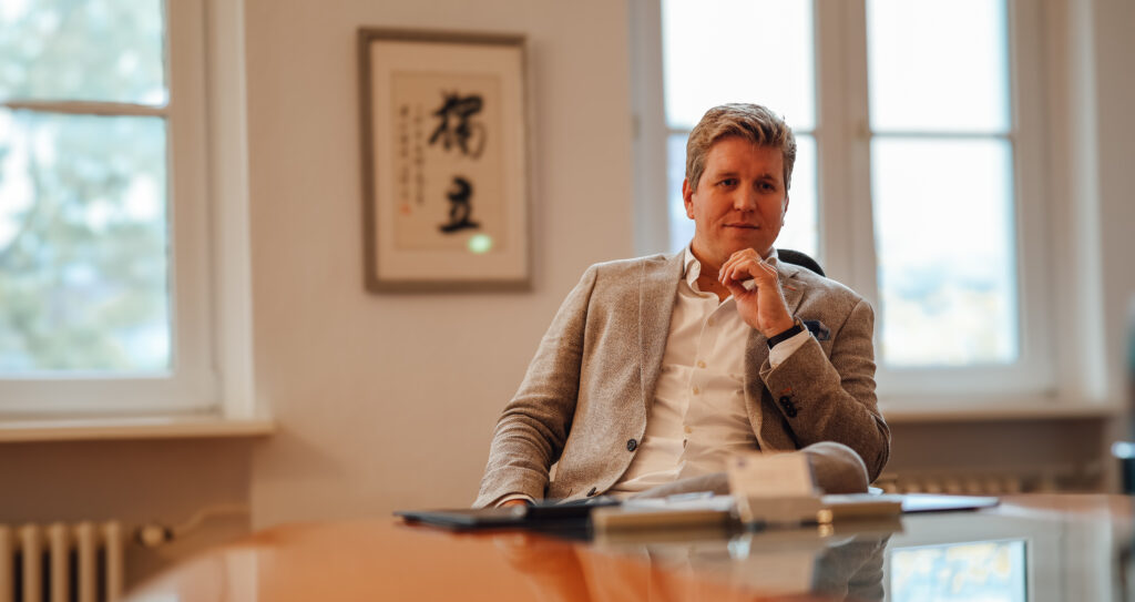Dr. Jan Baumann im Büro